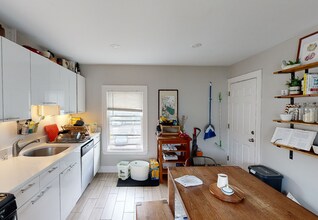13 Pleasant St, Unit 2 in Cambridge, MA - Foto de edificio - Building Photo