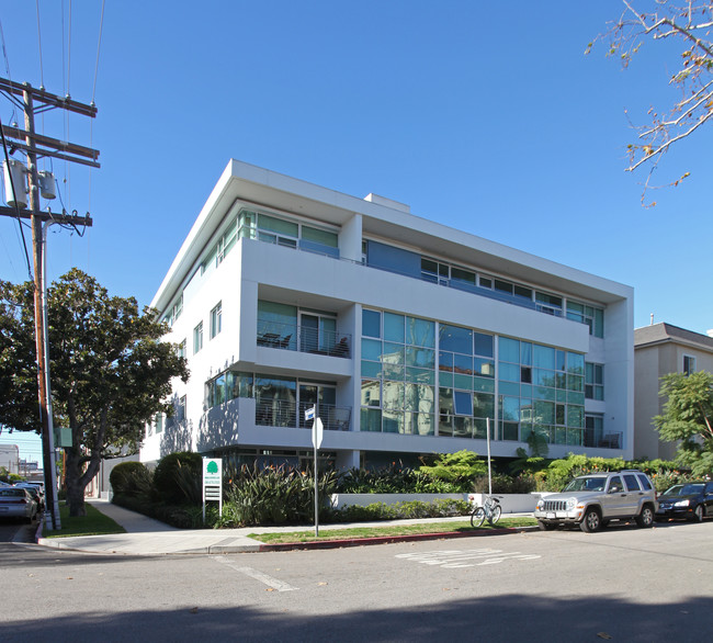 1545 Bentley Avenue, in Los Angeles, CA - Foto de edificio - Building Photo