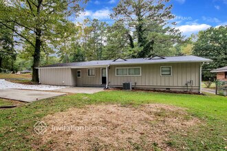 2262 Dodson Dr in East Point, GA - Foto de edificio - Building Photo