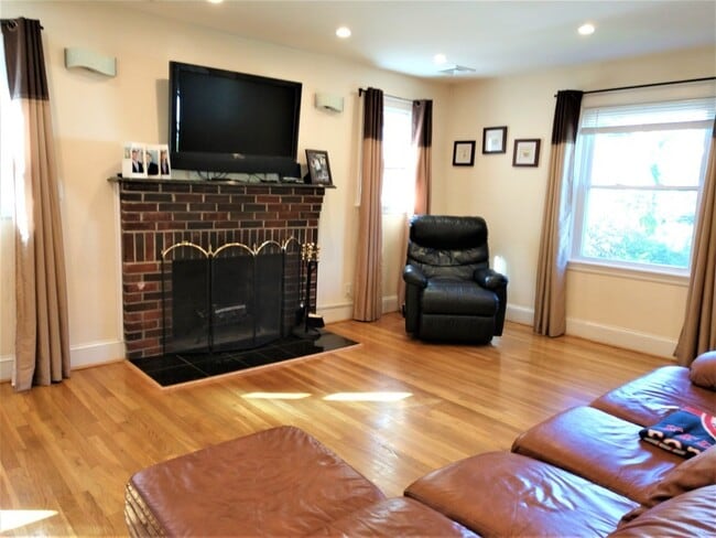 34 Miller Rd in Newton, MA - Building Photo - Building Photo