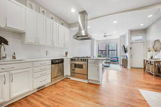 1111 N Mozart St in Chicago, IL - Building Photo - Building Photo