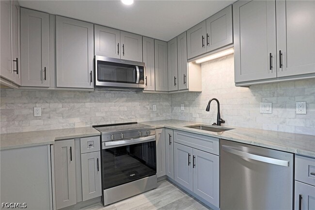 2243 Harvard Ave in Ft. Myers, FL - Building Photo - Building Photo