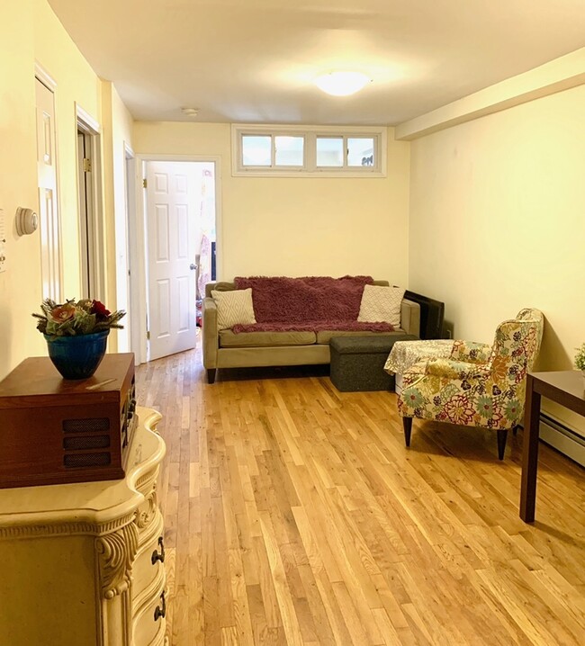 4138 66th St, Unit 1b in Woodside, NY - Foto de edificio - Building Photo