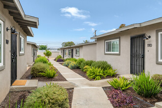 1100-1154 N Mollison Ave in El Cajon, CA - Foto de edificio - Building Photo