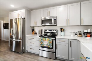 2495 Lakeshore Dr in Canyon Lake, TX - Building Photo