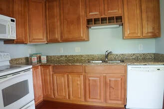 2816 Emma Lee St, Unit 301 in Falls Church, VA - Building Photo - Building Photo