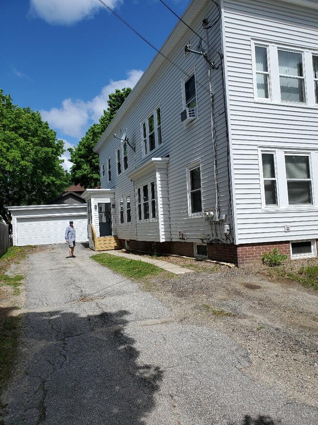 84 Cumberland Ave, Unit 1st Floor in Lewiston, ME - Foto de edificio - Building Photo