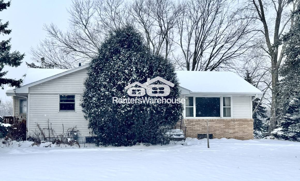 8225 20th Ave N in Lino Lakes, MN - Foto de edificio