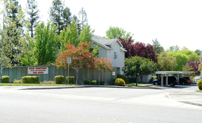 Parkwood Apartments in Santa Rosa, CA - Building Photo - Building Photo