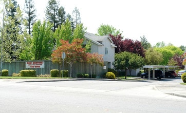 Parkwood Court Apartments in Santa Rosa, CA - Foto de edificio - Building Photo