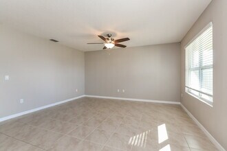 2484 White Poppy Dr in Kissimmee, FL - Building Photo - Building Photo