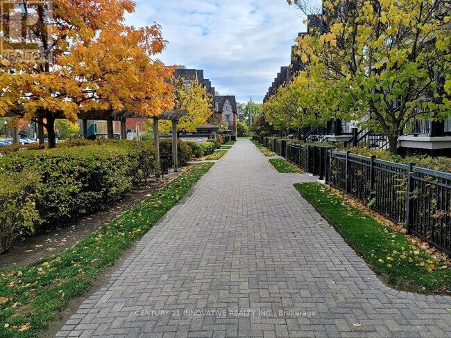 320 John St. in Markham, ON - Building Photo - Building Photo