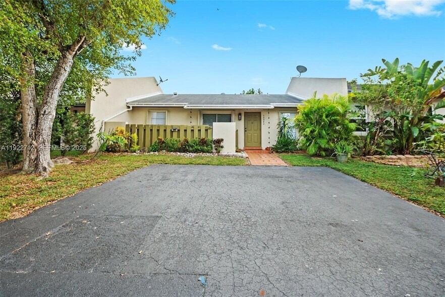 12246 SW 116th Ln in Miami, FL - Foto de edificio