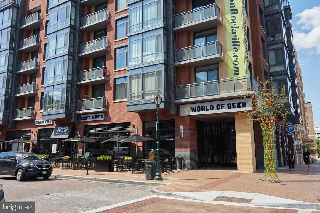 4 Monroe St-Unit -302 in Rockville, MD - Building Photo