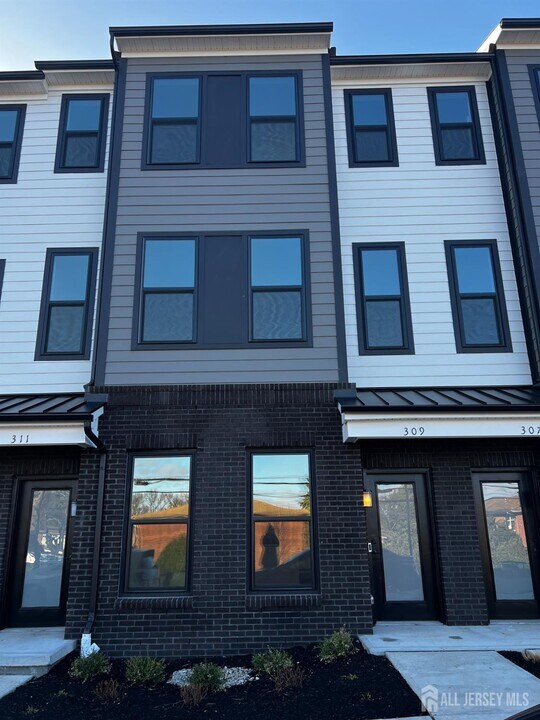 309 Lyla Ln in New Brunswick, NJ - Building Photo
