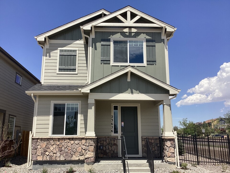 23626 E 2nd Pl in Aurora, CO - Foto de edificio
