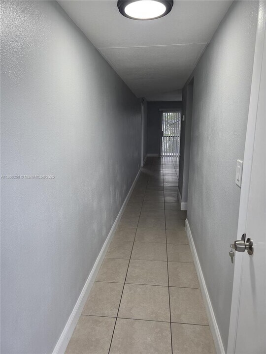 7910 N Colony Cir in Tamarac, FL - Building Photo