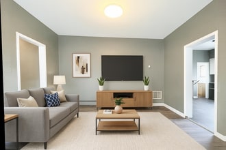 128 Geneva St in St Catharines, ON - Building Photo - Building Photo