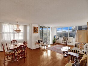 18051 Biscayne Blvd in Aventura, FL - Foto de edificio - Building Photo