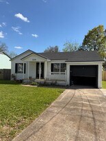 326 E 1st St in Deer Park, TX - Building Photo