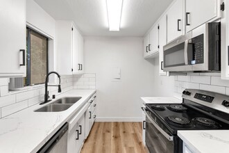 5240 Whitsett Ave in Los Angeles, CA - Building Photo - Building Photo