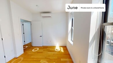 Private bedroom in 5 bed/3 bath Home in New York, NY - Building Photo - Building Photo