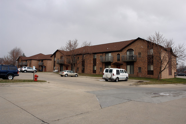 Oakview Apartments in Fraser, MI - Building Photo - Building Photo