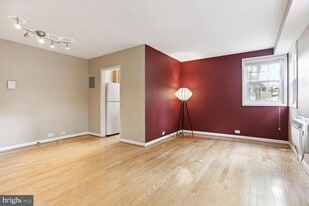 209 N Trenton St in Arlington, VA - Building Photo