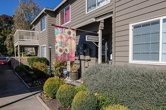 Poplar Village in Medford, OR - Building Photo - Building Photo