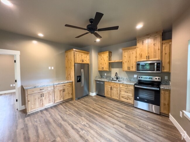 421 E 4th St in Chico, CA - Building Photo - Building Photo