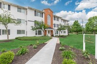 Cambridge Court Apartments in Brook Park, OH - Foto de edificio - Building Photo