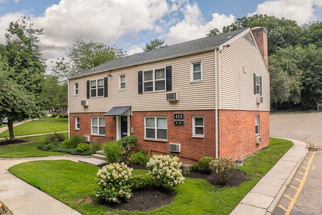 Patricia Apartments in Peekskill, NY - Foto de edificio - Building Photo