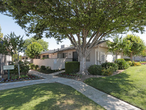 Villa Sierra Apartments in Clovis, CA - Foto de edificio - Building Photo