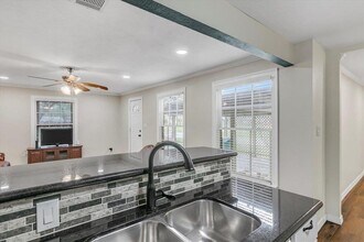 3702 Travis Dr in Beaumont, TX - Foto de edificio - Building Photo