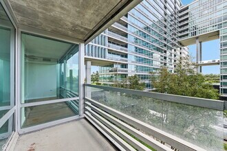 9725 Woods Dr in Skokie, IL - Building Photo - Building Photo