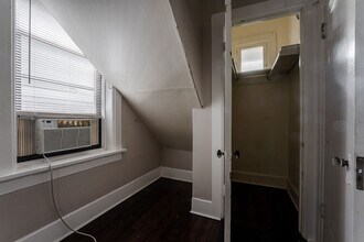 2031 W Moffat St, Unit 2 in Chicago, IL - Foto de edificio - Building Photo