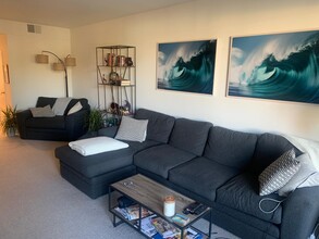 310 Tahiti Way, Unit 204 in Marina Del Rey, CA - Building Photo - Building Photo