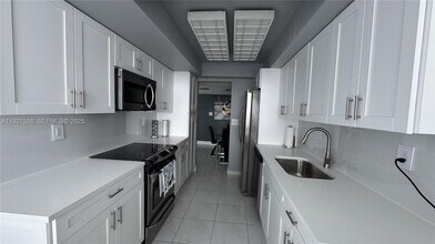 18071 Biscayne Blvd in Aventura, FL - Foto de edificio - Building Photo