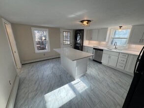 456 Mattakeesett St, Unit 3 in Pembroke, MA - Foto de edificio - Building Photo