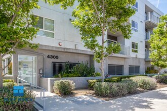 4305 Laurel Canyon Blvd in Los Angeles, CA - Building Photo - Building Photo