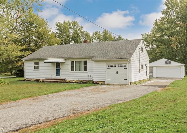 10693 Beechwood Dr in Kirtland, OH - Foto de edificio - Building Photo