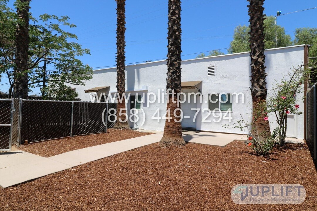324-324 7th St in Ramona, CA - Building Photo