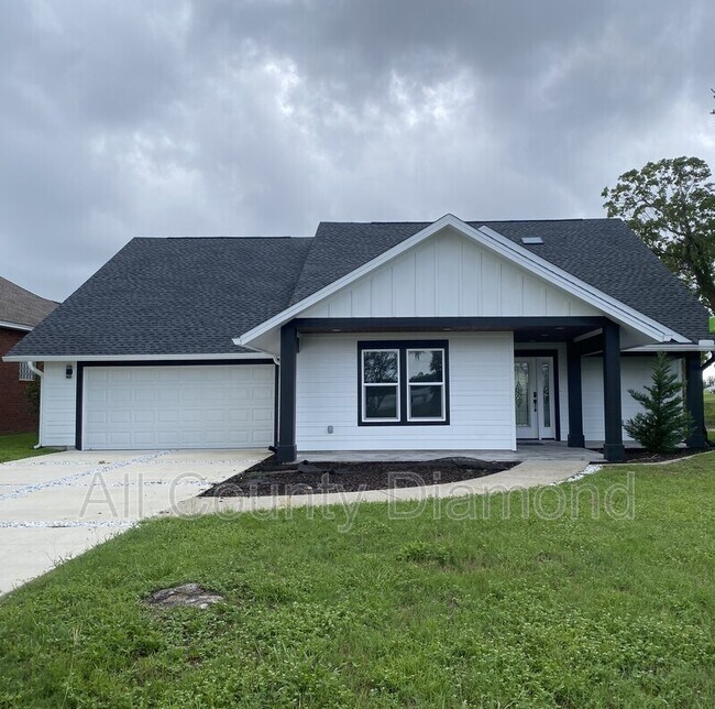 1327 Country Club Dr