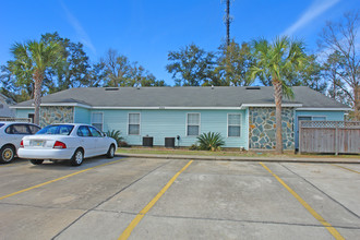 8309 Country Walk Dr in Pensacola, FL - Foto de edificio - Building Photo