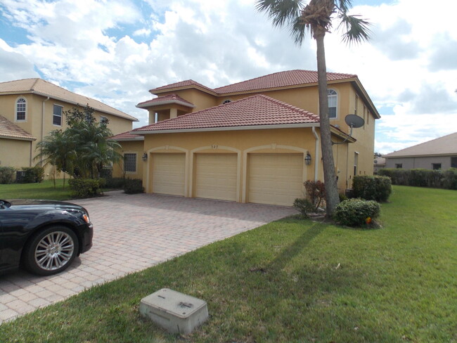 323 NW Sheffield Cir in Port St. Lucie, FL - Building Photo - Building Photo