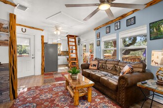 105 Hi View Dr in Lakehills, TX - Building Photo - Building Photo