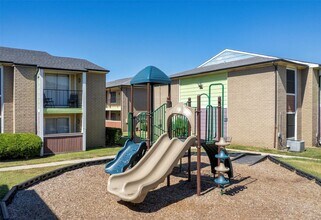 311 Highland Cross Dr in Houston, TX - Building Photo - Building Photo