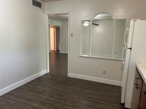 517 N Holiday Dr in Grand Prairie, TX - Building Photo - Building Photo