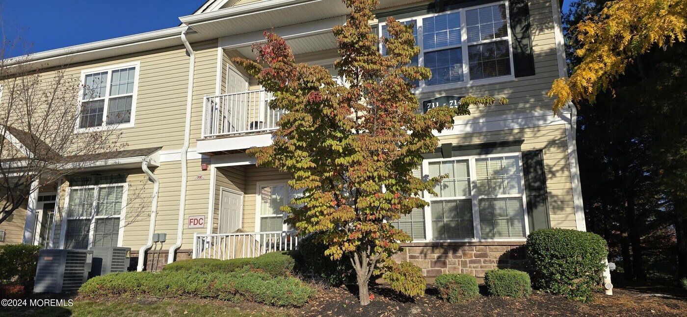 713 Mill Pond Wy in Eatontown, NJ - Building Photo