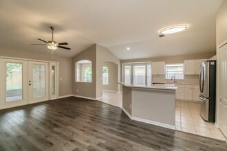 1465 Lake Shore Ranch Dr in Seffner, FL - Building Photo - Building Photo